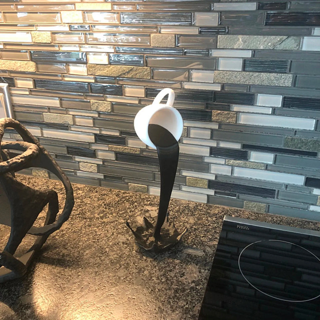 Kitchen Decoration Floating Spilling Coffee Cup Sculpture Spilling Magic Pouring Splash Creative Desktop Decor Home Decoration
