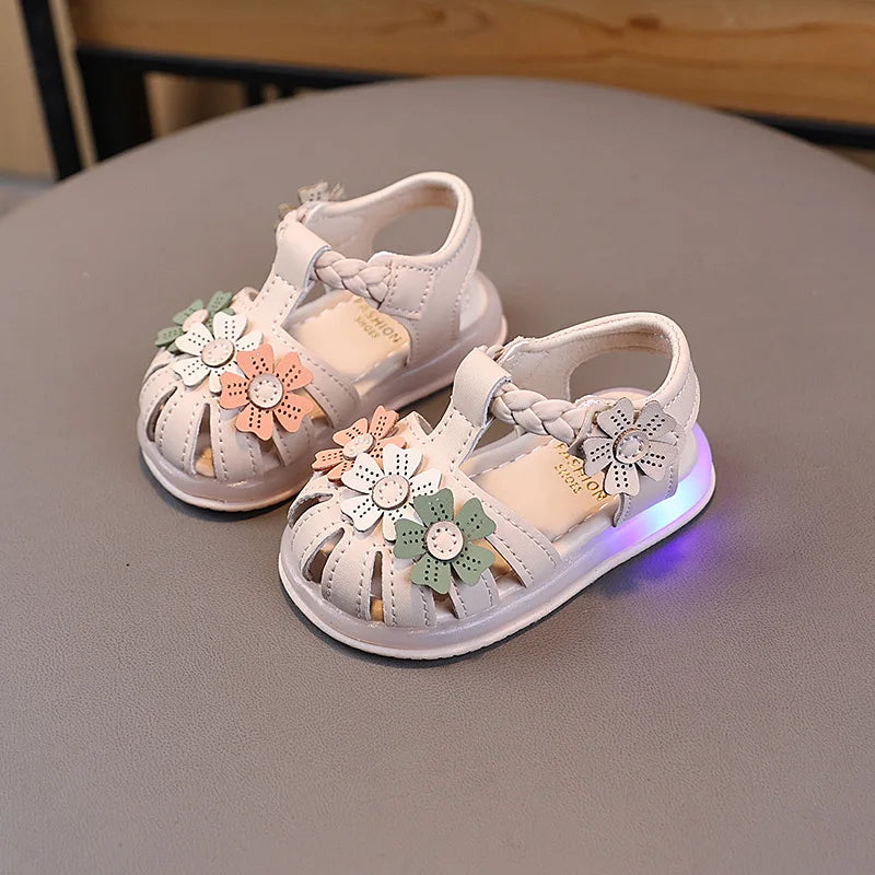 Summer Sandals New Fashion LED Light Kid Shoes Simple Versatile Retro Girl Shoe Princess Flower Lightweight  Elegant Kid Sandals
