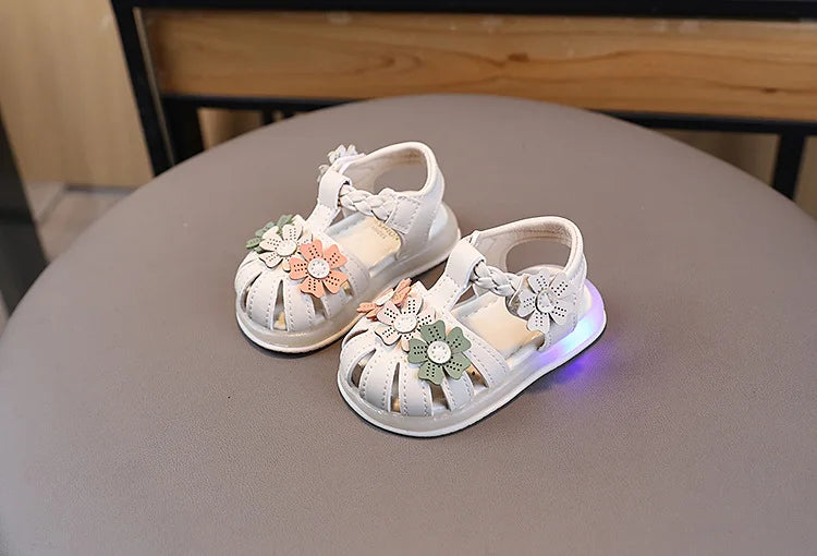 Summer Sandals New Fashion LED Light Kid Shoes Simple Versatile Retro Girl Shoe Princess Flower Lightweight  Elegant Kid Sandals