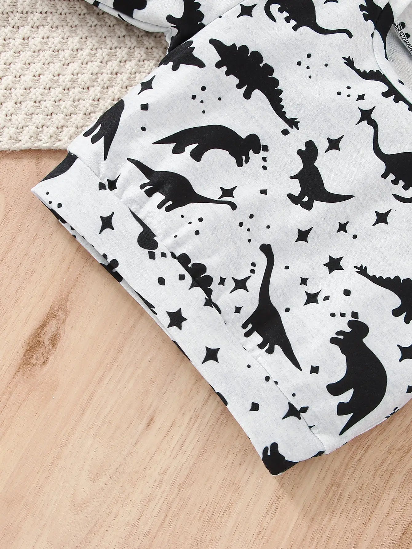 Spring And Autumn Boys' Sports Comfortable And Soft Two-Piece Set With Dinosaur Print Long-Sleeved Shirt And Black Long Pants