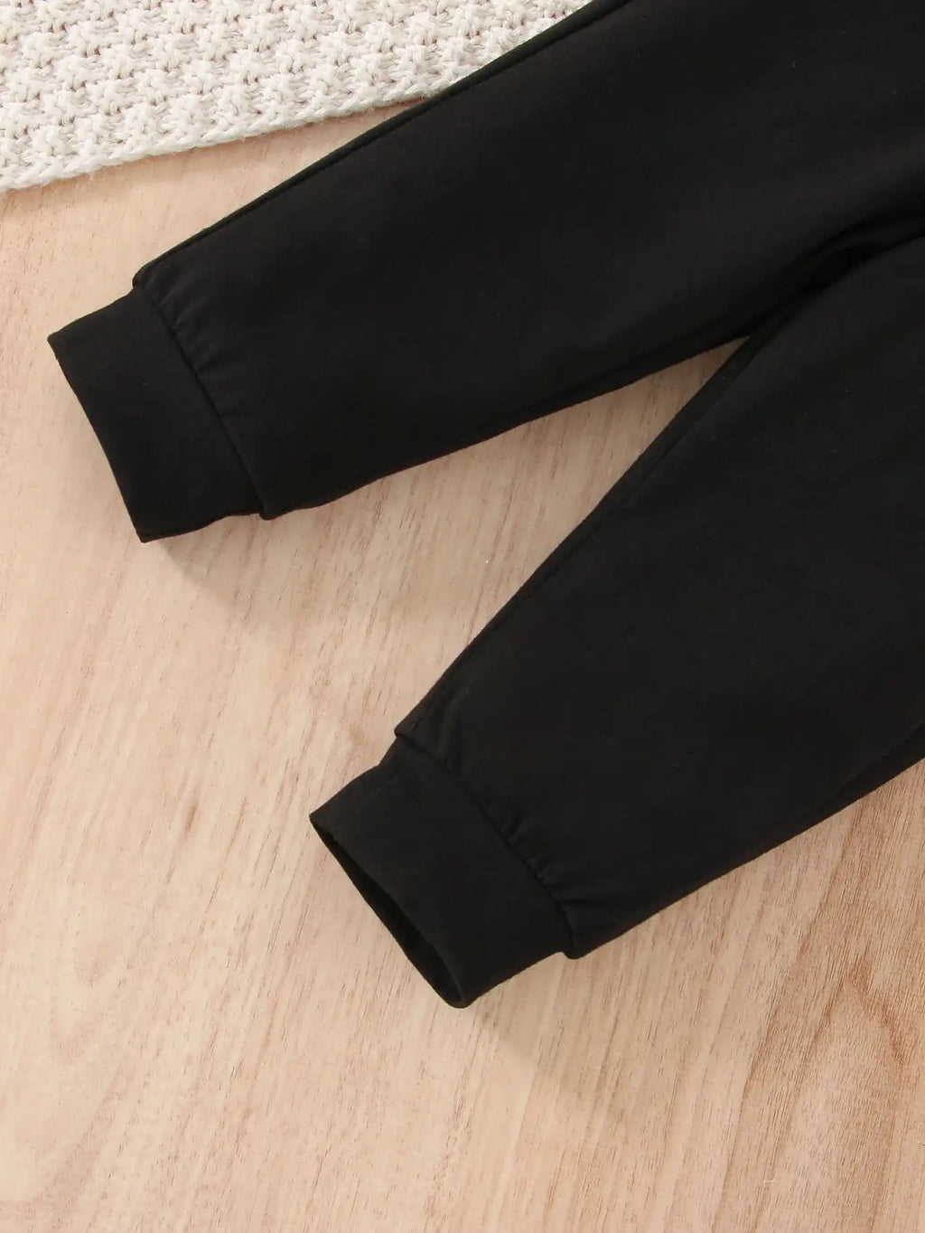 Spring And Autumn Boys' Sports Comfortable And Soft Two-Piece Set With Dinosaur Print Long-Sleeved Shirt And Black Long Pants