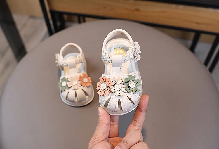 Summer Sandals New Fashion LED Light Kid Shoes Simple Versatile Retro Girl Shoe Princess Flower Lightweight  Elegant Kid Sandals